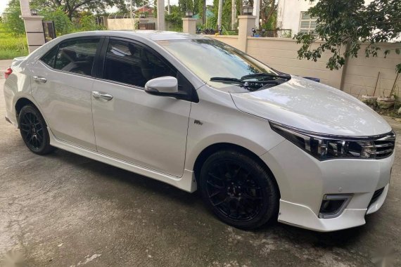 Selling Pearl White Toyota Corolla Altis 2016 in Angat