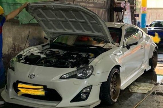 Sell Pearl White 2013 Toyota 86 in Muntinlupa