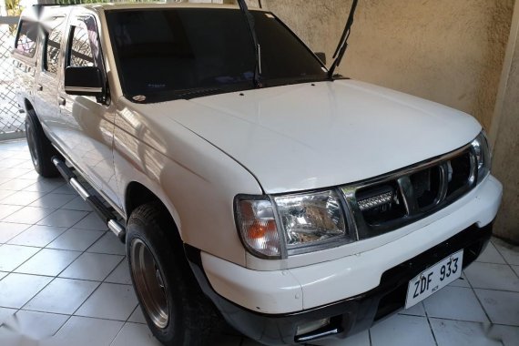 Selling Pearl White Nissan Frontier 2006 in Pateros