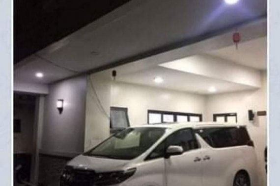 Selling White Toyota Alphard 2018 in Pasay