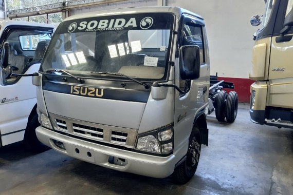 Selling Isuzu NPR 6 wheel 4x2 cab & chassis truck