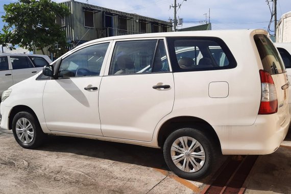 WHITE TOYOTA INNOVA 2015