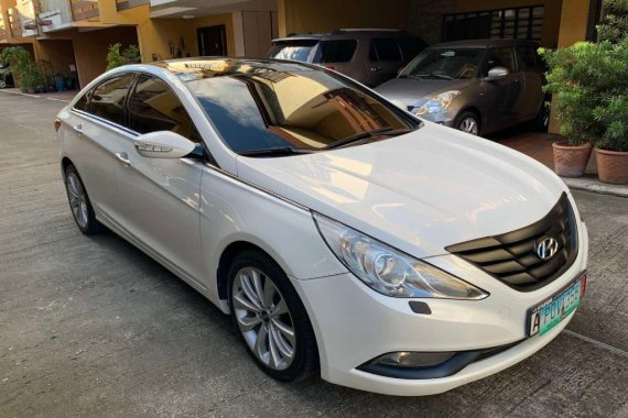 Pearl White Hyundai Sonata 2011 for sale in Manila