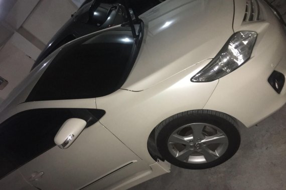 Selling White Toyota Corolla Altis 2013 in Makati