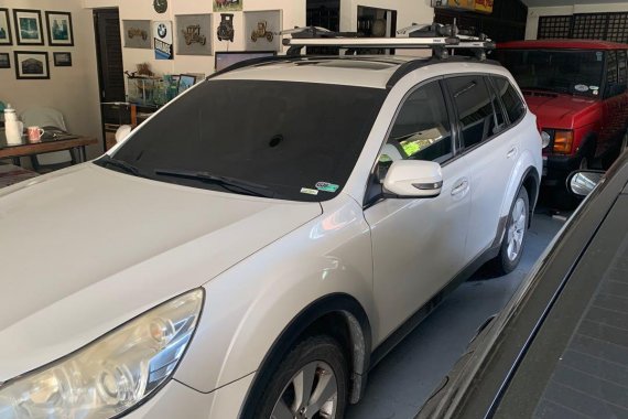 Selling Pearl White Subaru Outback 2010 in Quezon City