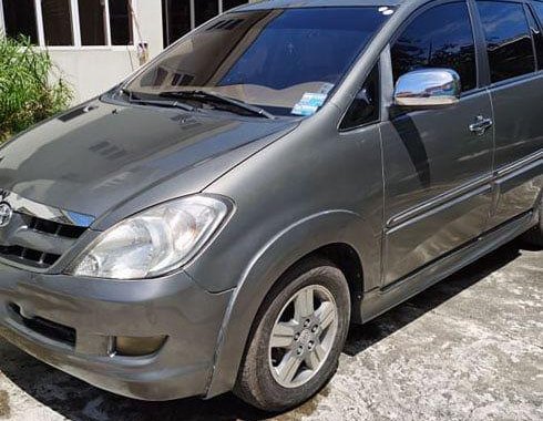 Selling Grey Toyota Innova 2006 in Minglanilla