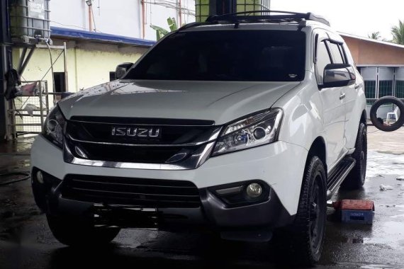 White Isuzu Mu-X 2015 for sale in Naga