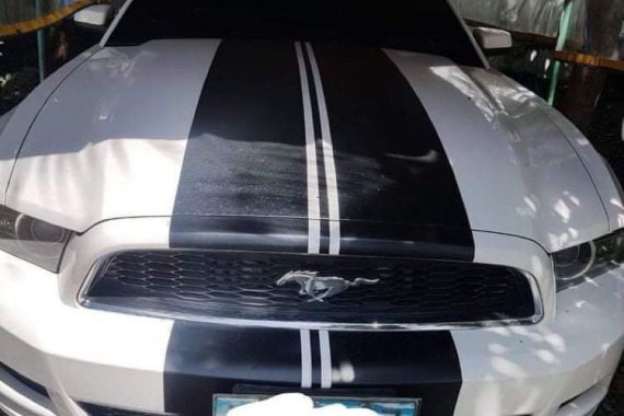 Selling White Ford Mustang 2013 in Bulacan