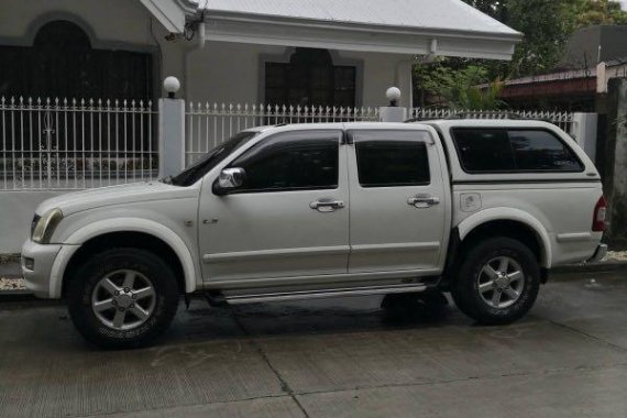 White Isuzu D-Max 2005 for sale in Iloilo