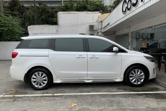 Selling White Kia Grand Carnival 2018 in Makati