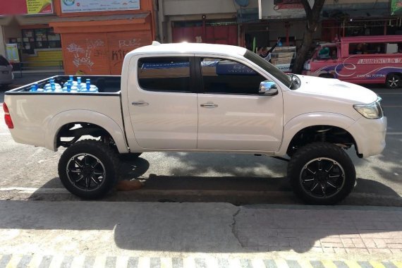 Selling White Toyota Hilux 2.5 G 2012 in Talisay