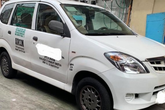 White Toyota Avanza 2011 for sale in Quezon