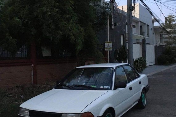 Selling White Toyota Corolla 1990 in Las Pinas