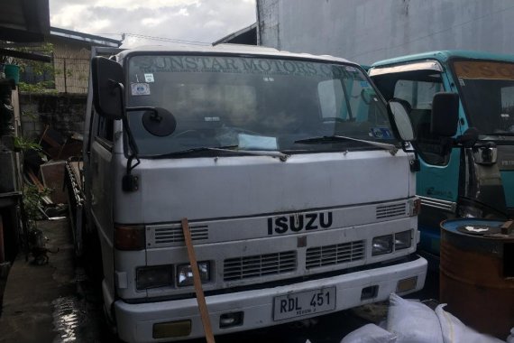 Selling White Isuzu Elf 1990 in Quezon