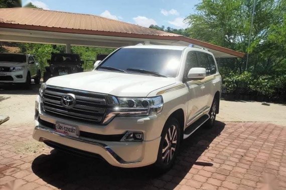 Selling White Toyota Land Cruiser 2019 in Manila