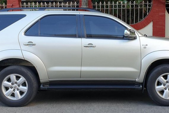 Selling Brightsilver Toyota Fortuner 2010 in Quezon