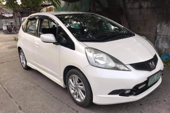Selling White Honda Jazz 2010 in Valenzuela