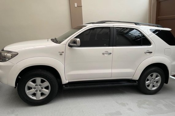 White Toyota Fortuner 2010 for sale in Manila