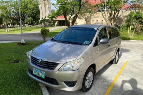 Selling Brightsilver Toyota Innova 2012 in Silang