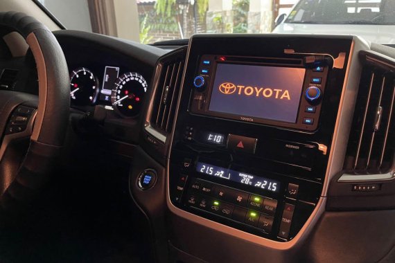Selling White Toyota Land Cruiser 2017 in Makati