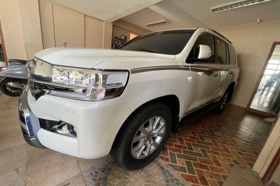 Selling White Toyota Land Cruiser 2017 in Makati