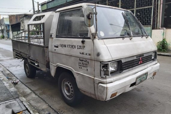 Selling White Mitsubishi L300 1995 in Malabon