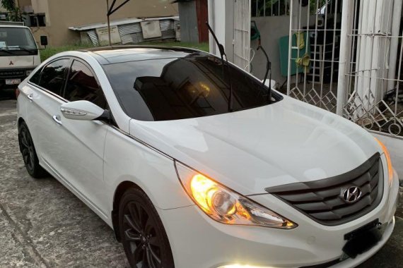 White Hyundai Sonata 2010 for sale in Quezon