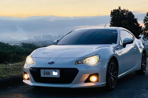 Pearl White Subaru BRZ 2.0 AT (Direct Seller)