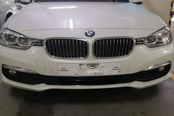 Pearl White 2018 Bmw 318D