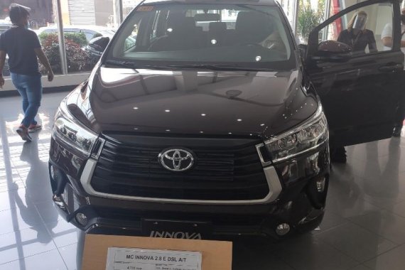Selling Black Toyota Innova in Makati