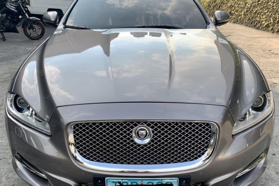 Selling Brightsilver Jaguar XJ 2012 in Pasig