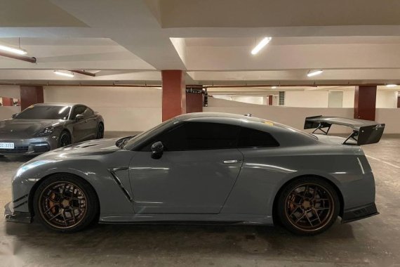 Silver Nissan Gt-R 2017 