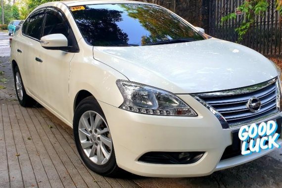 White Nissan Sylphy 2019