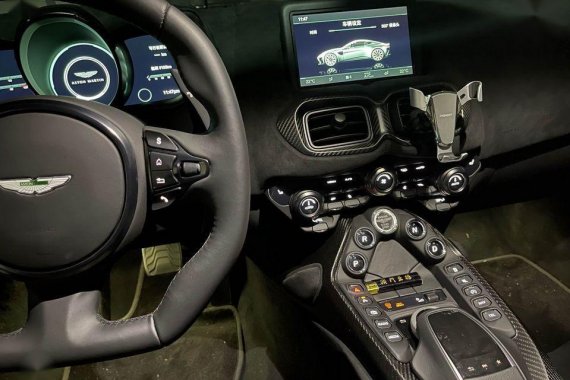 Selling Aston Martin Vantage 2020