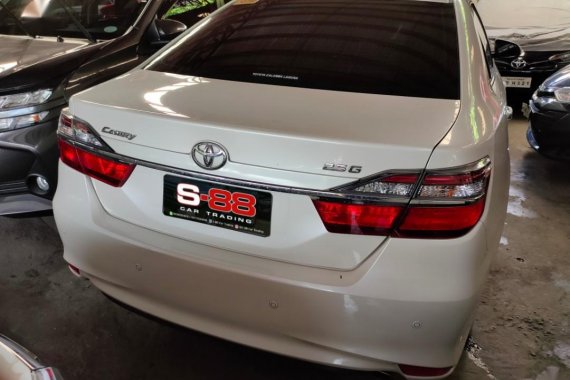 Pearl White Toyota Camry 2018 for sale in Quezon