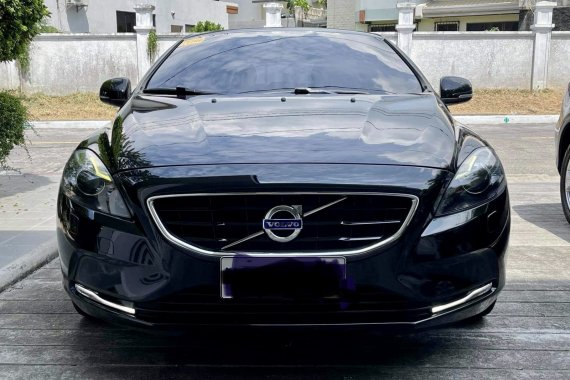 Selling Black 2016 Volvo V40  T4 2.0L AT