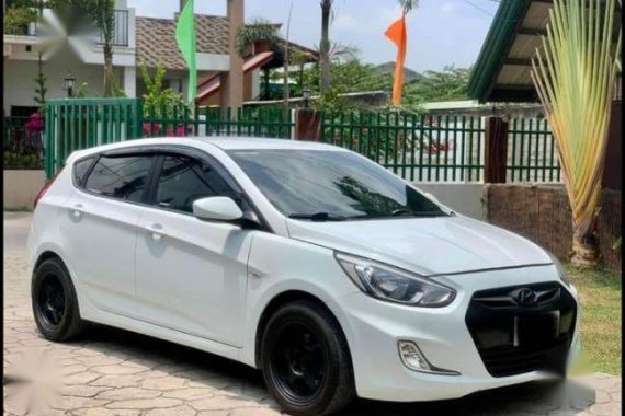 White Hyundai Accent 2017 