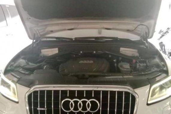 White Audi Q5 2015 