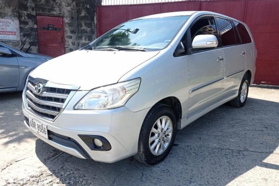 White Toyota Innova 2016 