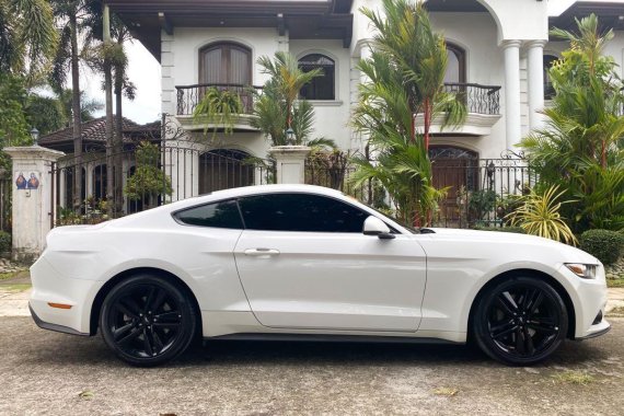 White Ford Mustang 2017