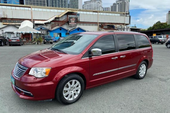 Selling Chrysler Town And Country 2013