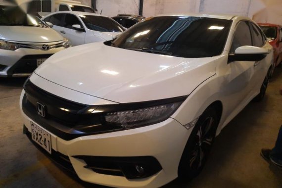 Selling White Honda Civic 2018 