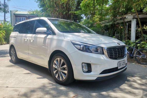 White Kia Carnival 2015