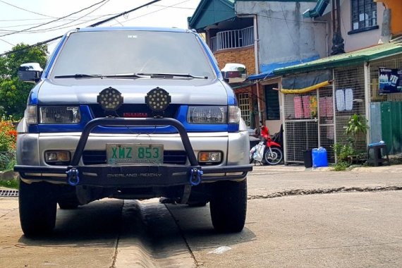 Selling Blue Isuzu Crosswind 2004 in San Jose del Monte