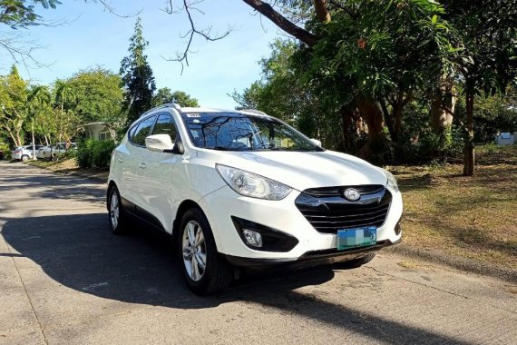 White Hyundai Tucson 2012 