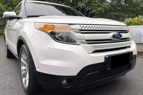 White Ford Explorer 2013 