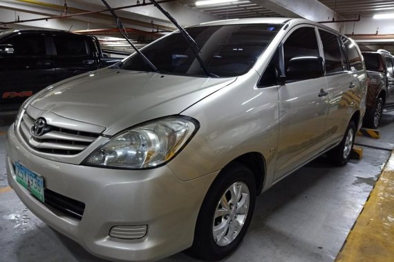 Silver Toyota Innova 2009 