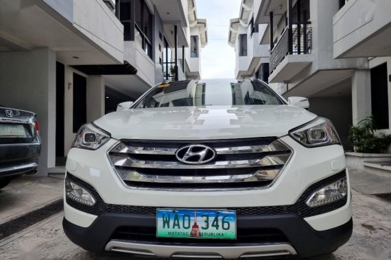 White Hyundai Santa Fe 2014 