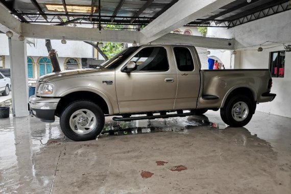 Brightsilver Ford F-150 Lariat 2002 for sale in Manila