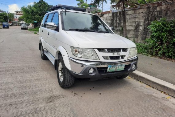 White Isuzu Crosswind 2007 for sale in Makati